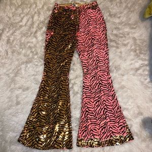 Reversible sequin tiger flares